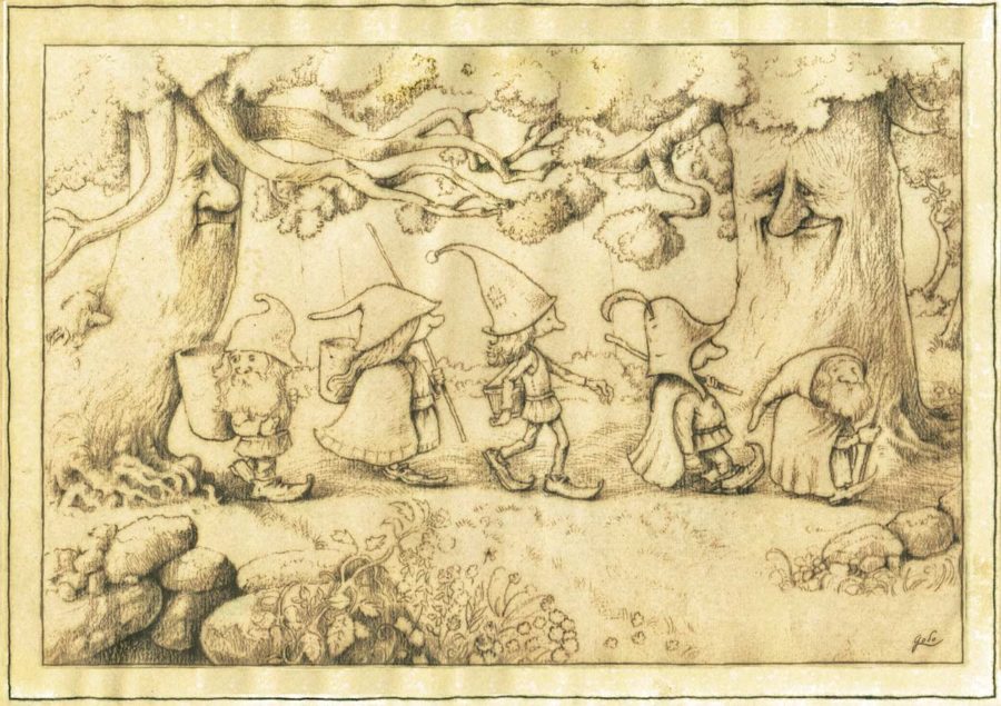 illustration, représentant une bande de gnomes marchant en file indienne dans la forêt. De grands arbres axu visages paisibles les regardent passer.